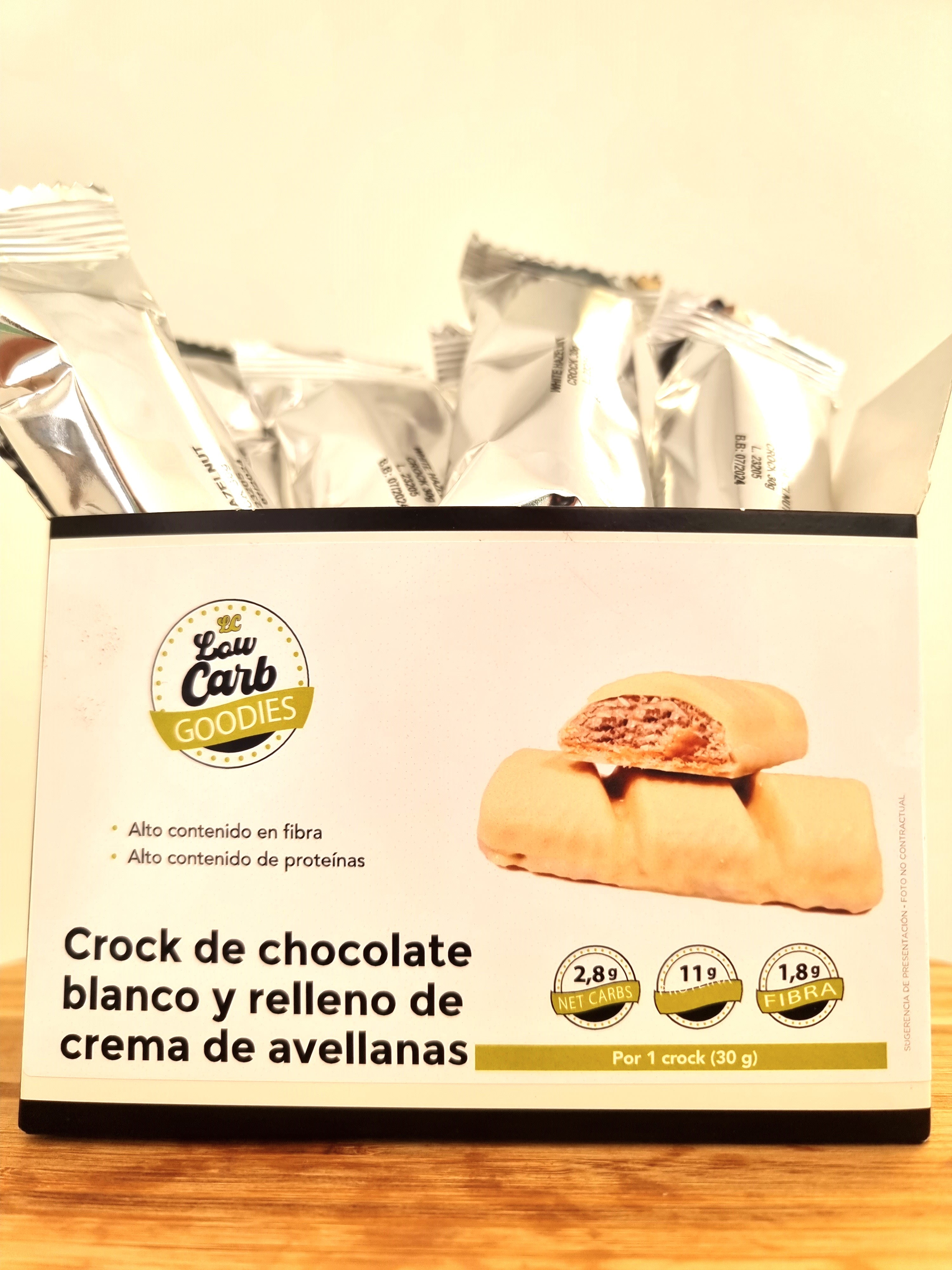Caja de 6 CROCK de chocolate blanco ("estilo kinder bueno"), rellenos de crema proteica de avellanas.  Sólo 2,8 carbos netos/ crock. Low Carb Goodies