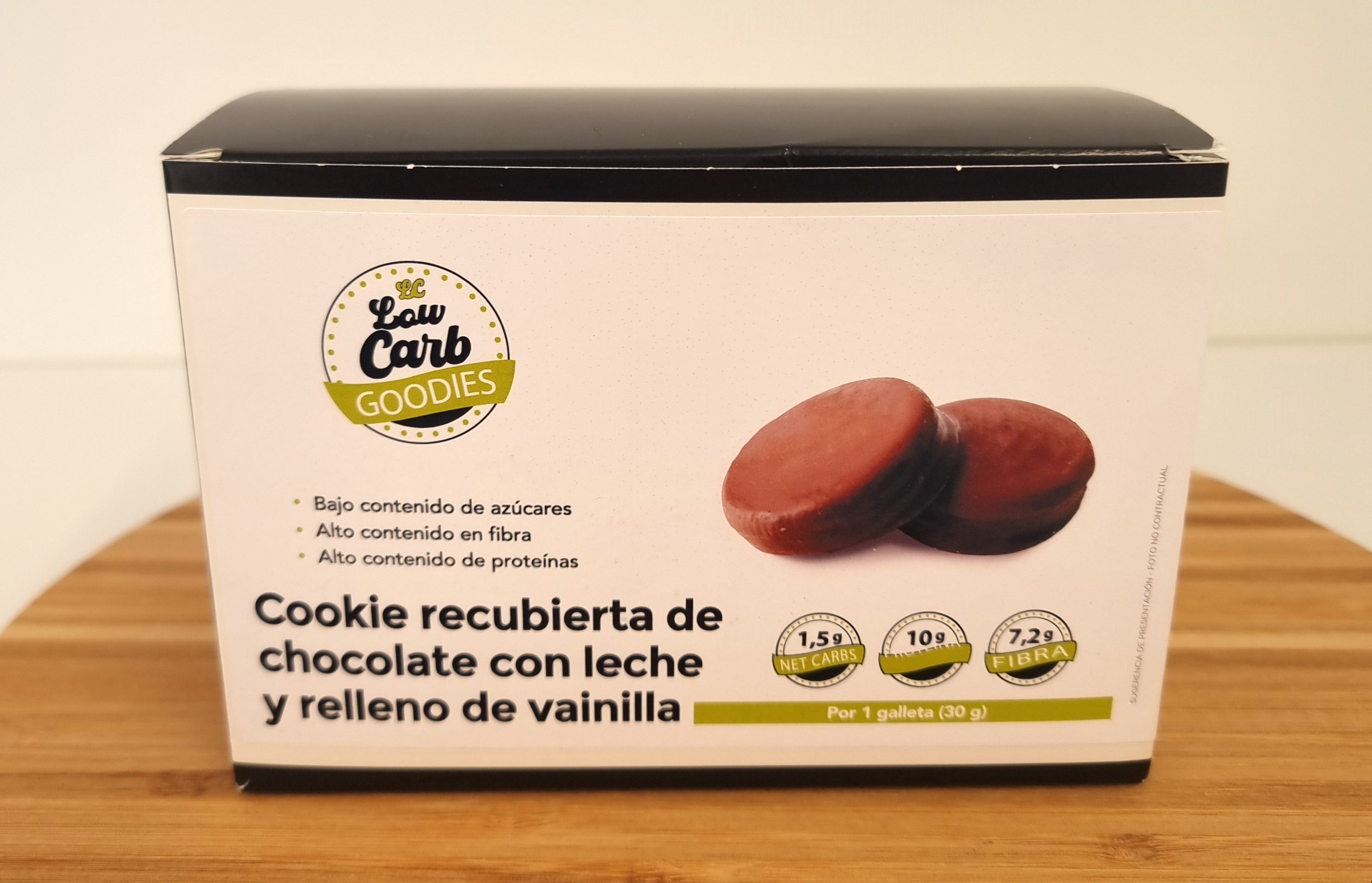 Caixa com 6 bolachas cetogénicas, cobertas com chocolate de leite e recheadas com creme de baunilha. Low Carb Goods