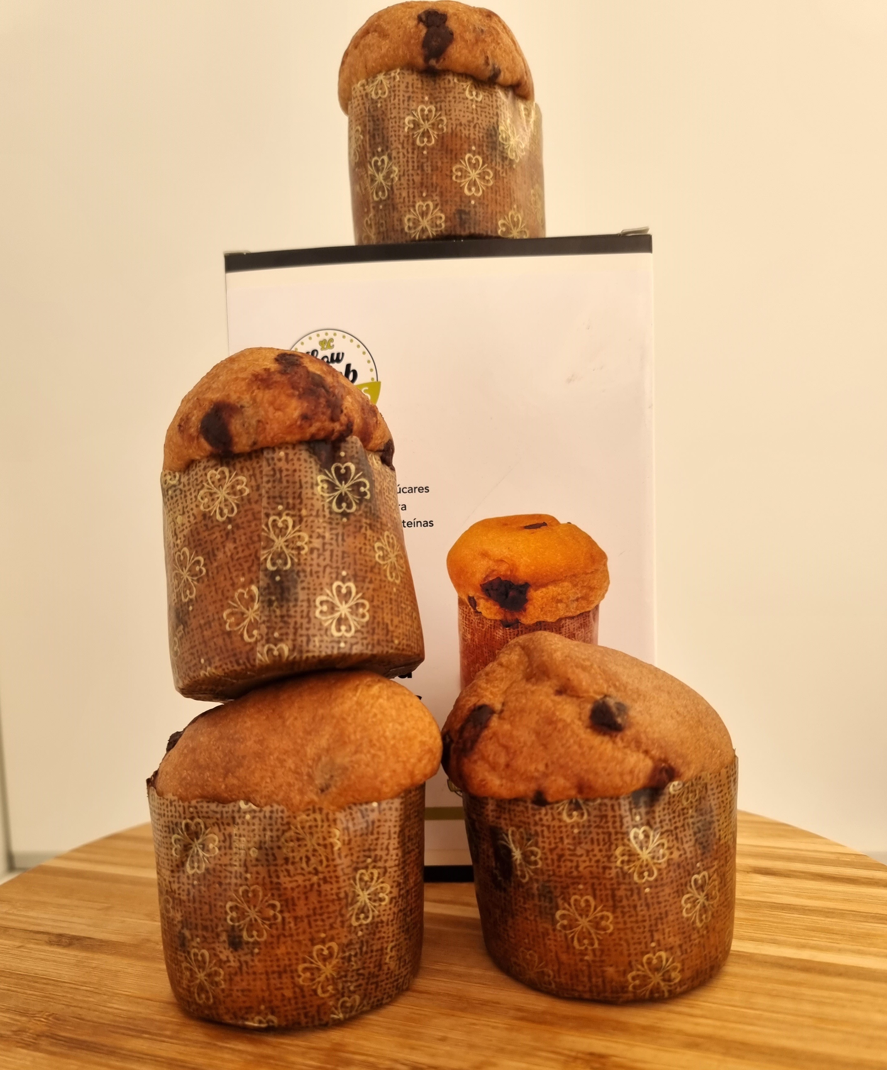 Caja con 4 magdalenas KETO (estilo panettone) y proteicas, rellenas de pepitas de chocolate. Low carb Goodies