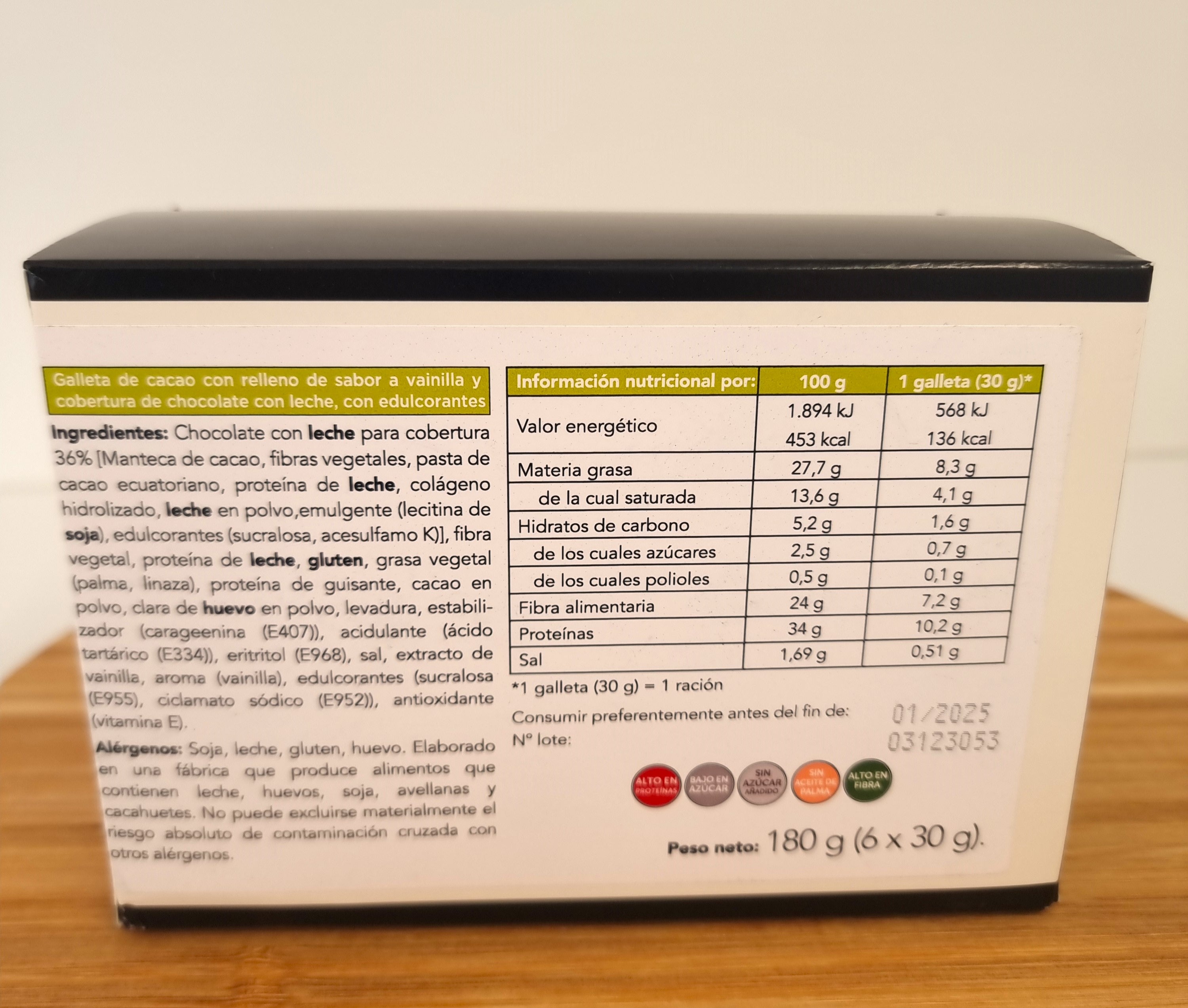 Caixa com 6 bolachas cetogénicas, cobertas com chocolate de leite e recheadas com creme de baunilha. Low Carb Goods