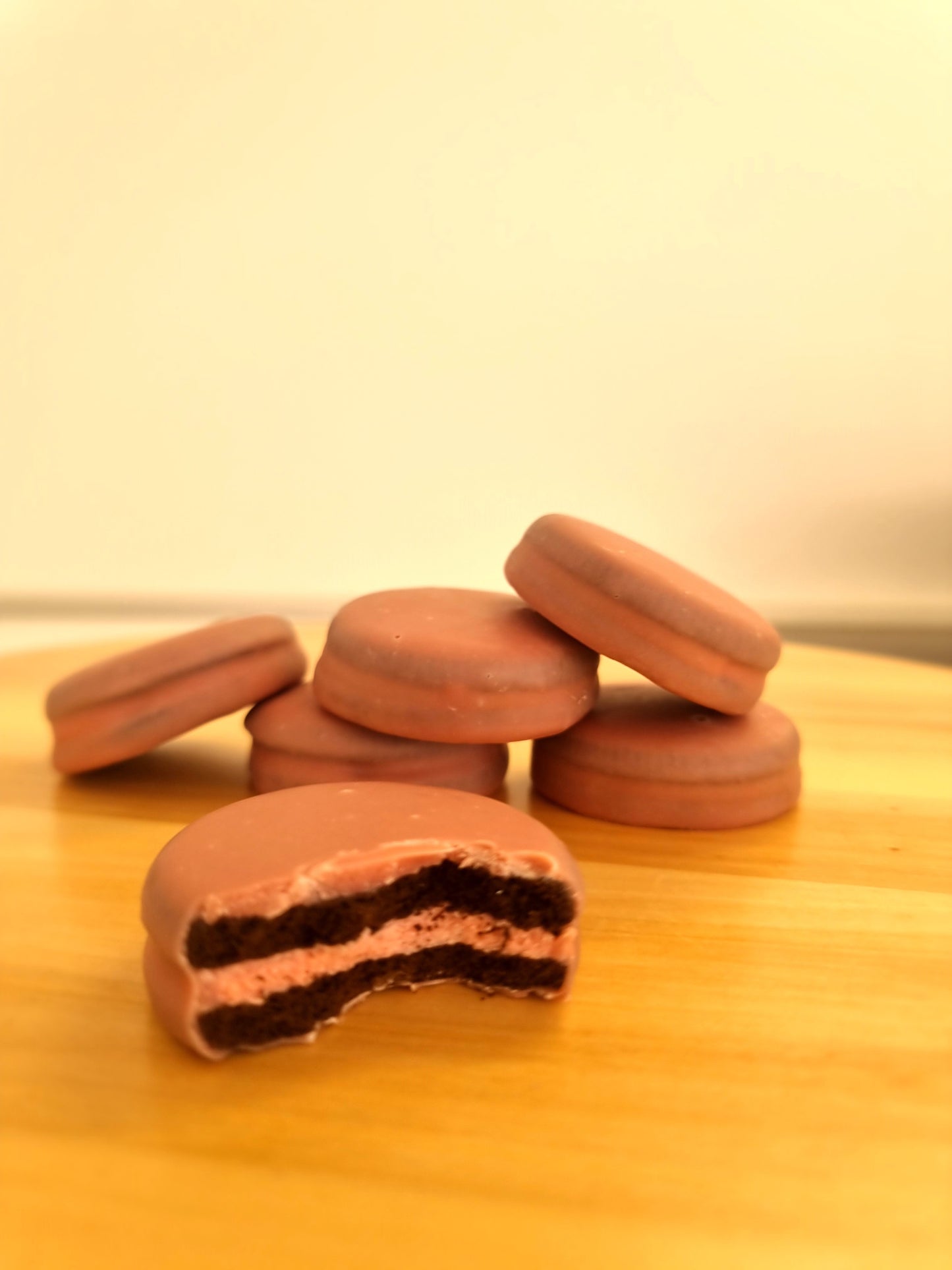 Caja 6 galletas rellenas de crema de fresa bañadas en chocolate rosa. 1 carbo cada galleta.