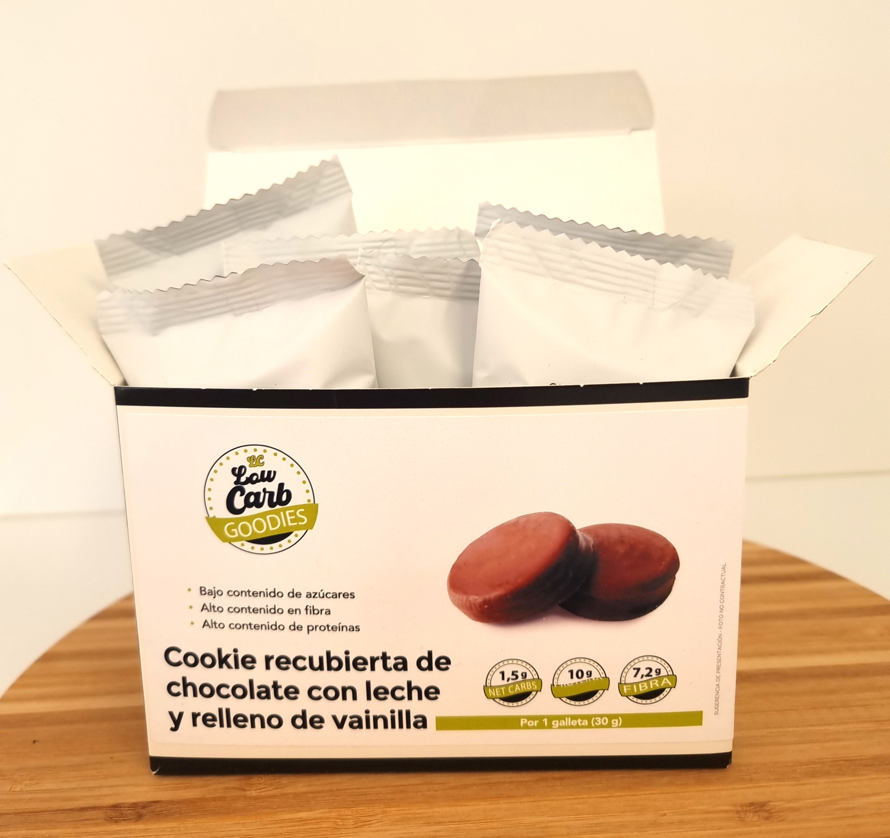 Caixa com 6 bolachas cetogénicas, cobertas com chocolate de leite e recheadas com creme de baunilha. Low Carb Goods