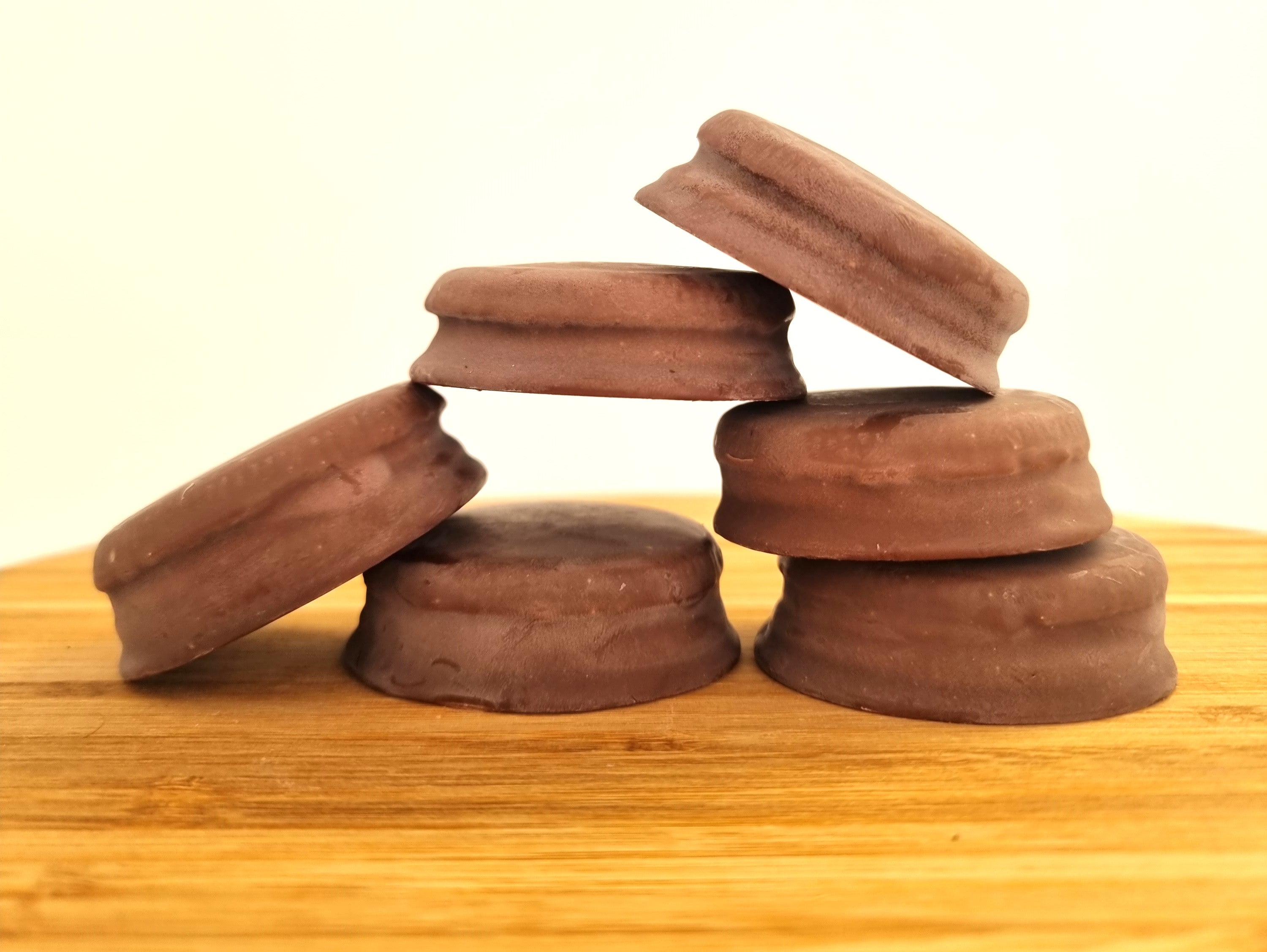 Caja de 6 cookies keto, bañadas en chocolate con leche y rellenas de crema de de nata avainillada. Low Carb Goodies