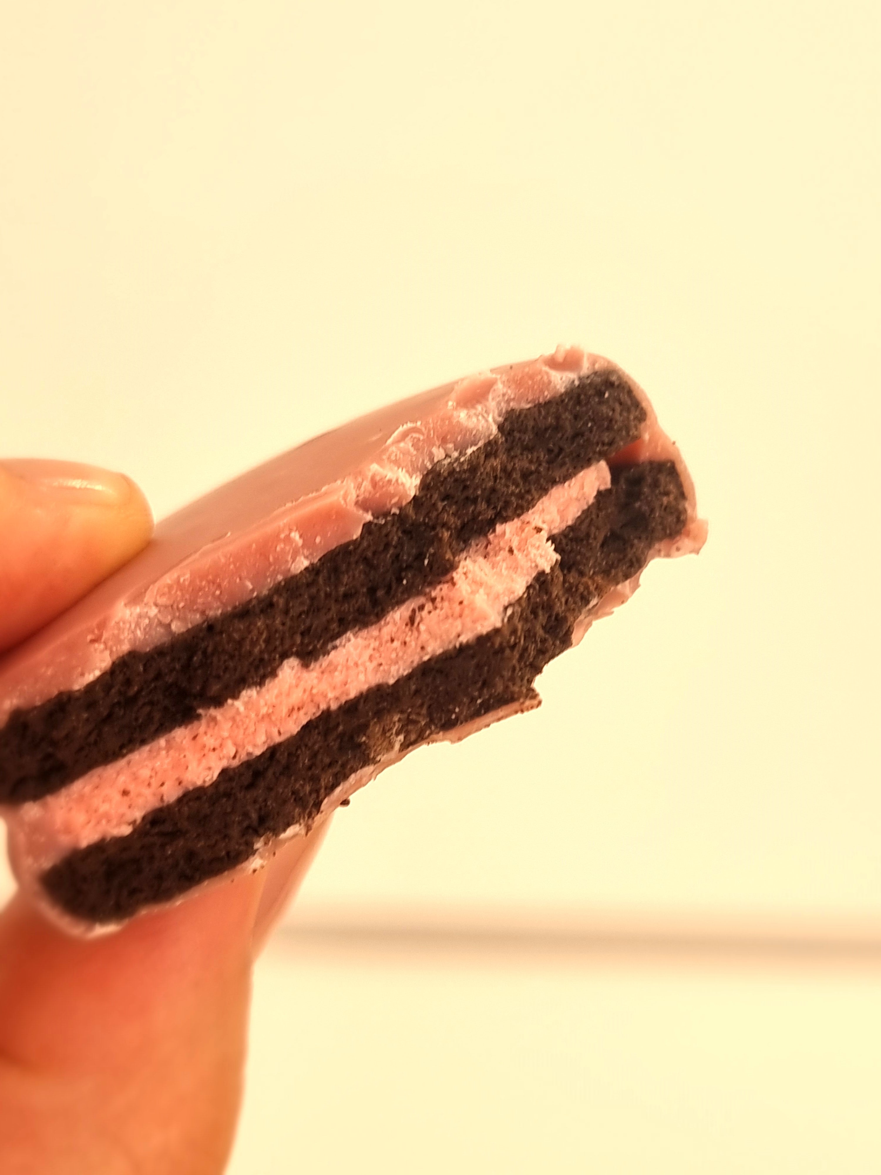 Caixa com 6 bolachas cetogénicas, recheadas com creme de morango e cobertas com chocolate rosa. 1 hidrato de carbono cada. Delícias Low-Carb