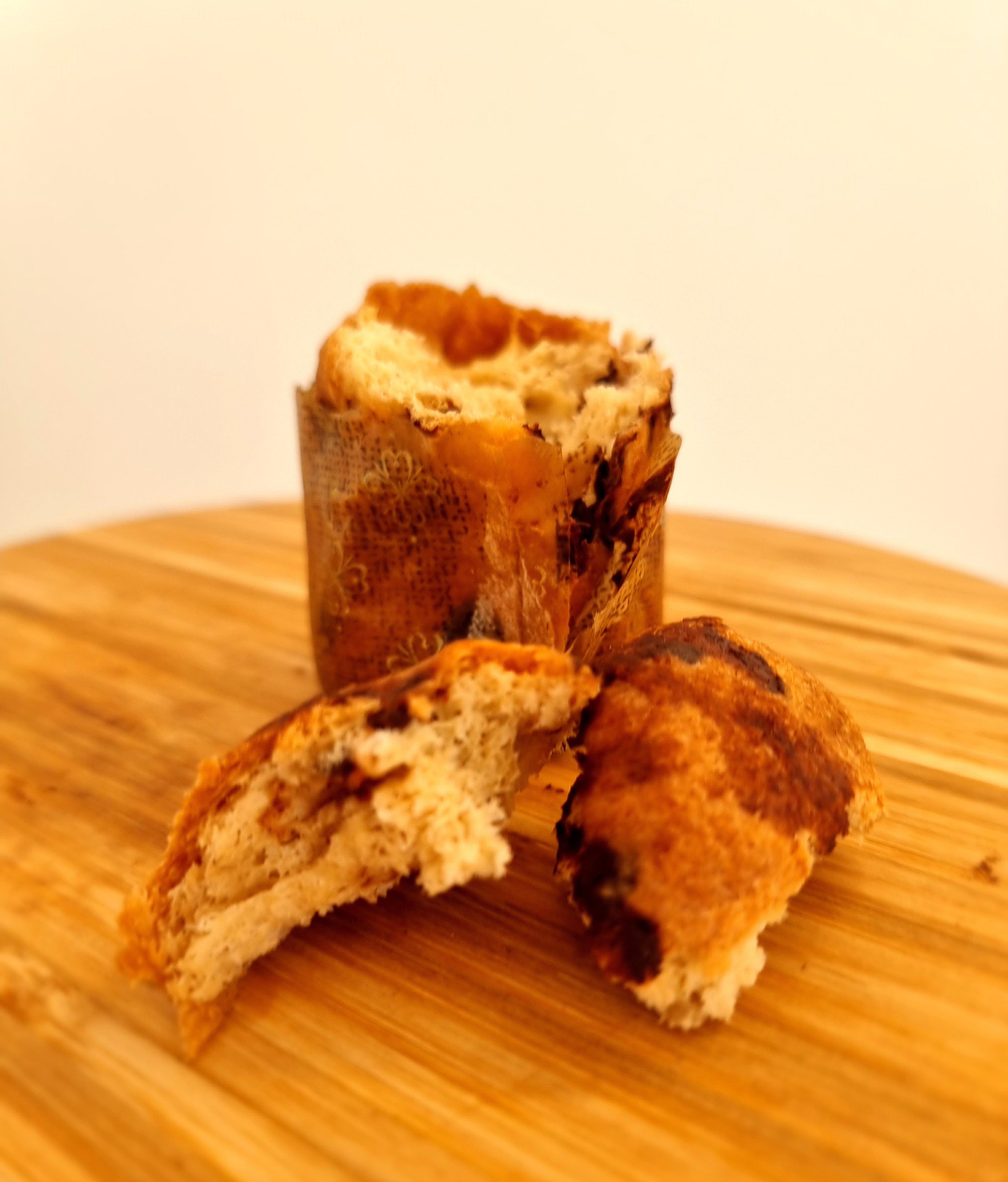 Caja con 4 magdalenas KETO (estilo panettone) y proteicas, rellenas de pepitas de chocolate. Low carb Goodies