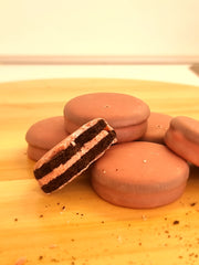 Caixa com 6 bolachas cetogénicas, recheadas com creme de morango e cobertas com chocolate rosa. 1 hidrato de carbono cada. Delícias Low-Carb