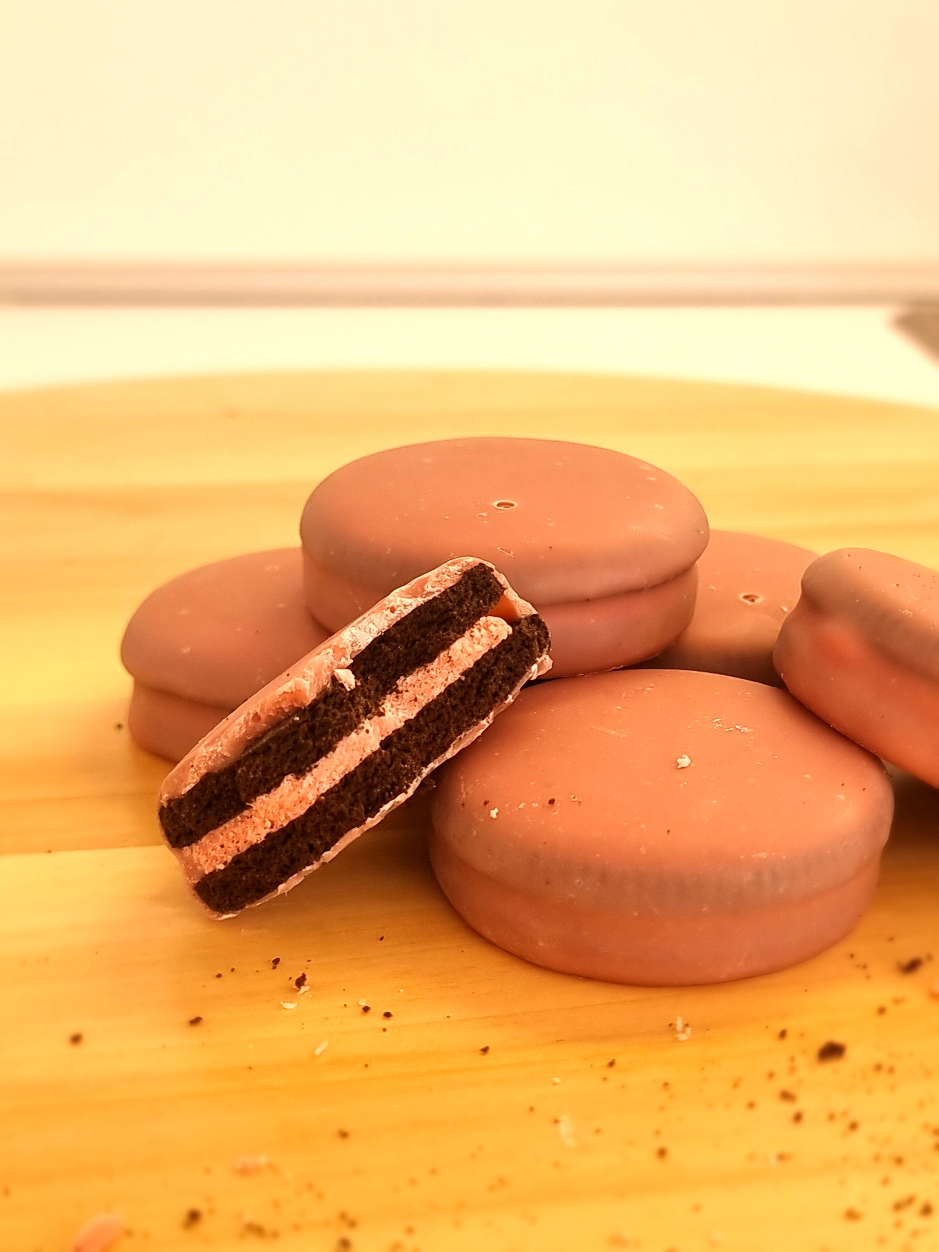 Caixa com 6 bolachas cetogénicas, recheadas com creme de morango e cobertas com chocolate rosa. 1 hidrato de carbono cada. Delícias Low-Carb