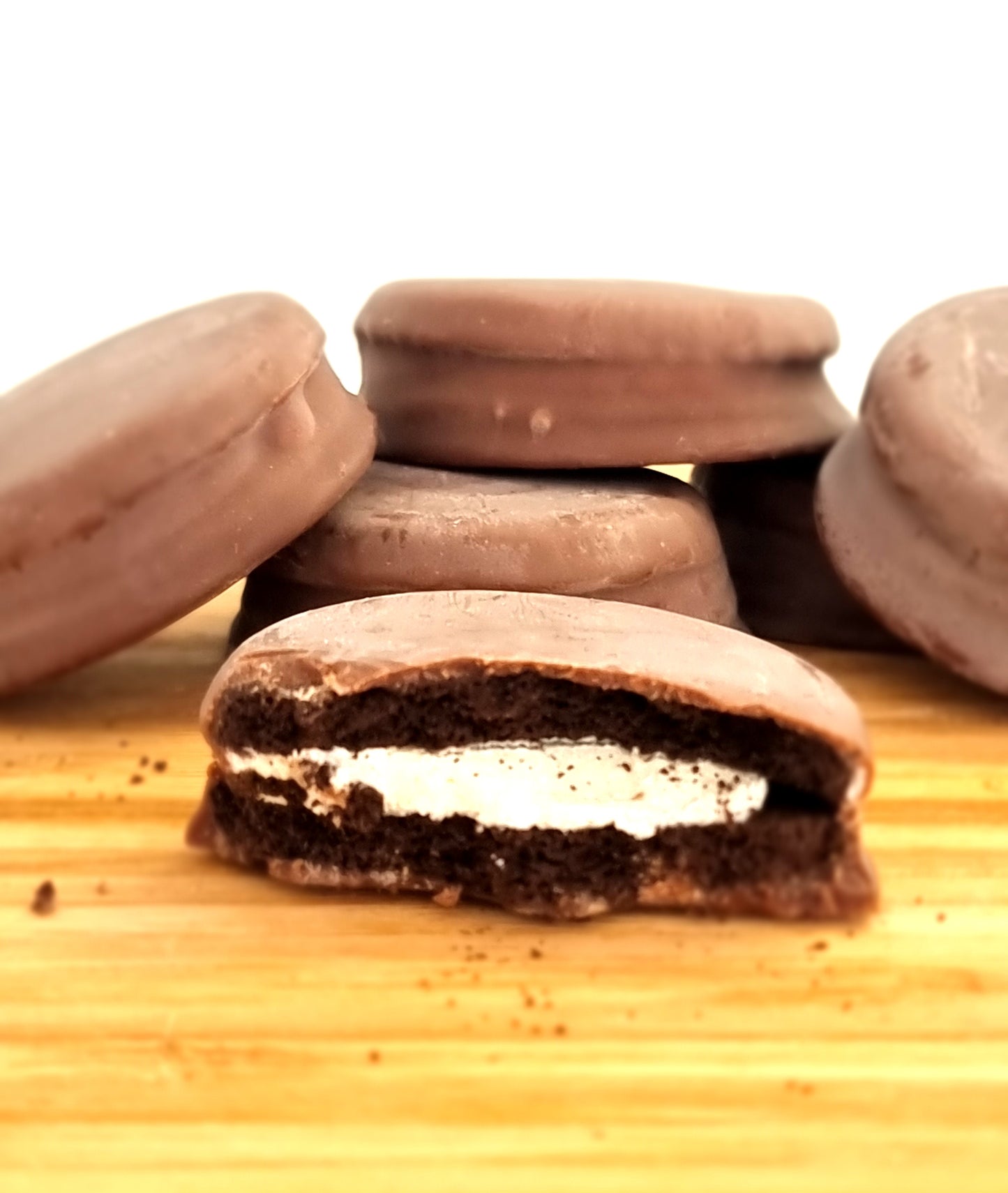 Caja de 6 cookies keto, bañadas en chocolate con leche y rellenas de crema de de nata avainillada