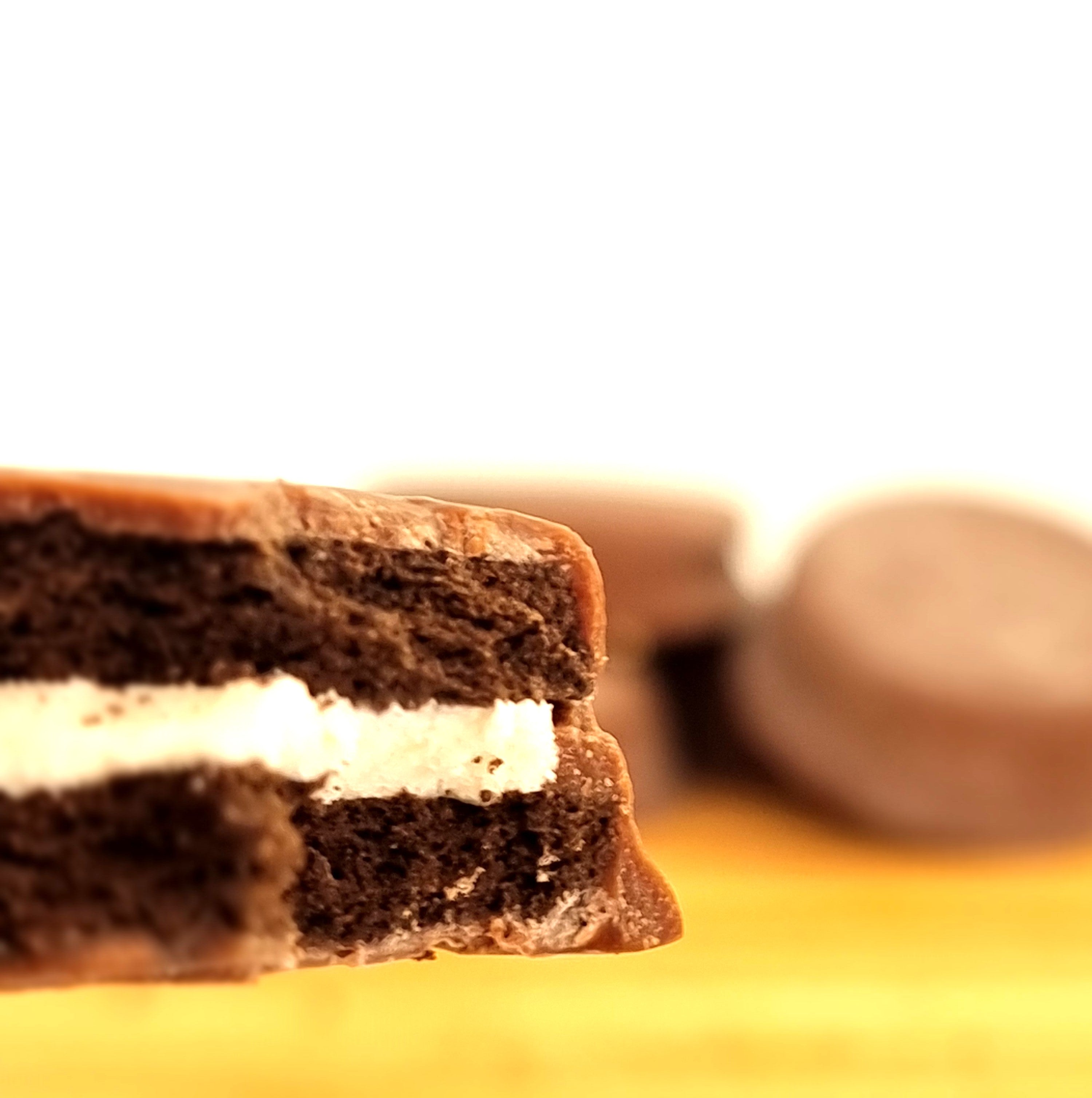 Caixa com 6 bolachas cetogénicas, cobertas com chocolate de leite e recheadas com creme de baunilha. Low Carb Goods