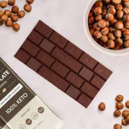 Chocolate Keto Vegano con Aceite MCT y Avellana Caramelizada – 80 g. Be keto