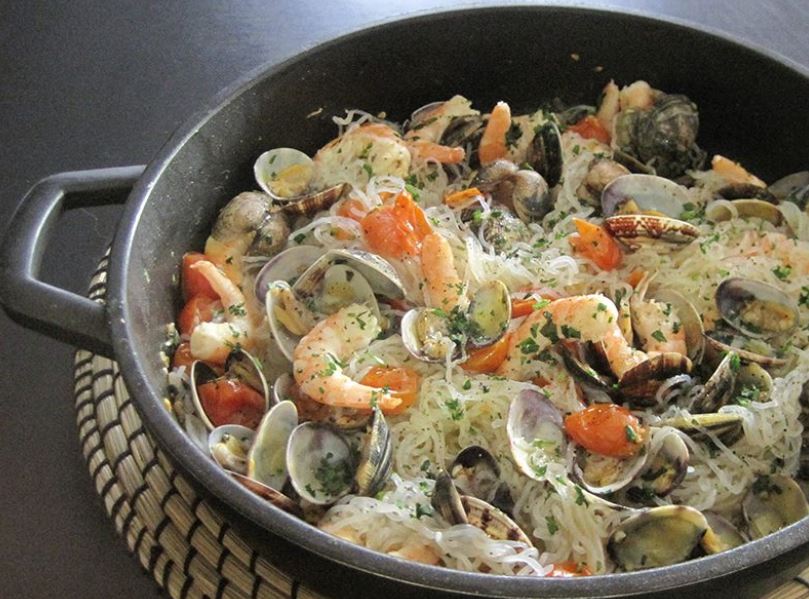 Receta de tallarines konjac keto con langostinos y almejas
