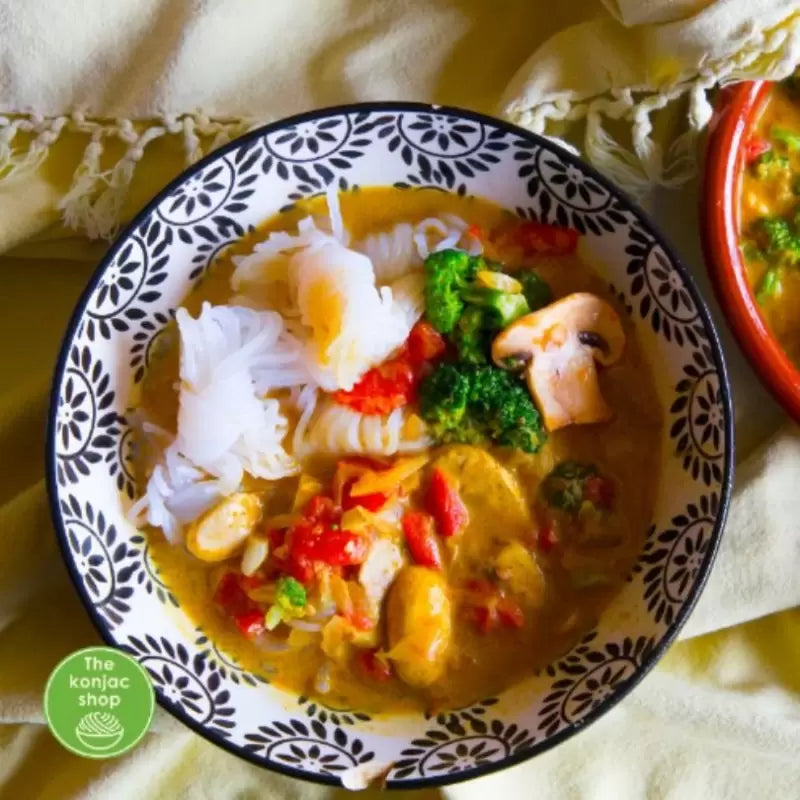 🥥🍜 Curry cremoso con leche de coco y nudos de konjac – Receta keto, rápida y sin remordimientos