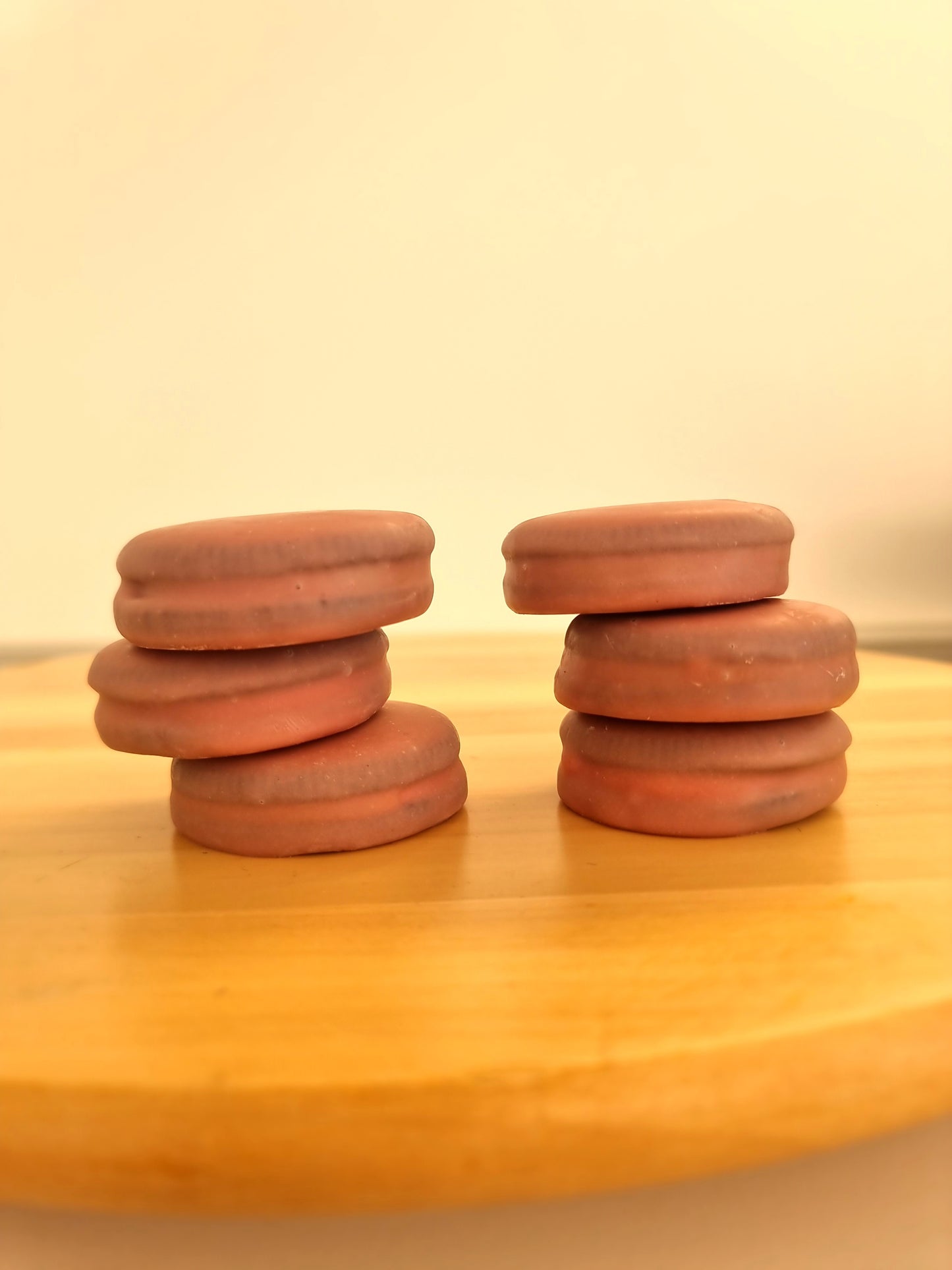 Caja 6 galletas rellenas de crema de fresa bañadas en chocolate rosa. 1 carbo cada galleta.