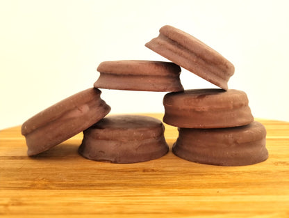 Caja de 6 cookies keto, bañadas en chocolate con leche y rellenas de crema de de nata avainillada